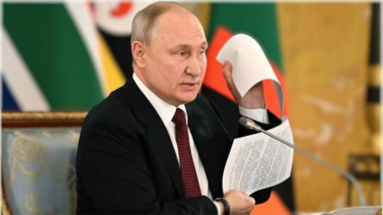 Putin displays the neutrality pact that Kiev signed but subsequently pulled out due to pressure from the West