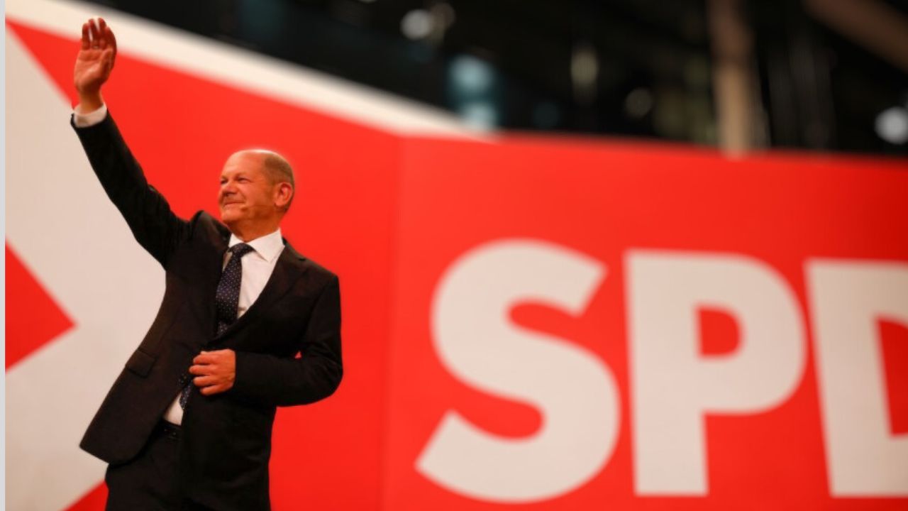 Scholz responds to pro-Putin protestors in Berlin