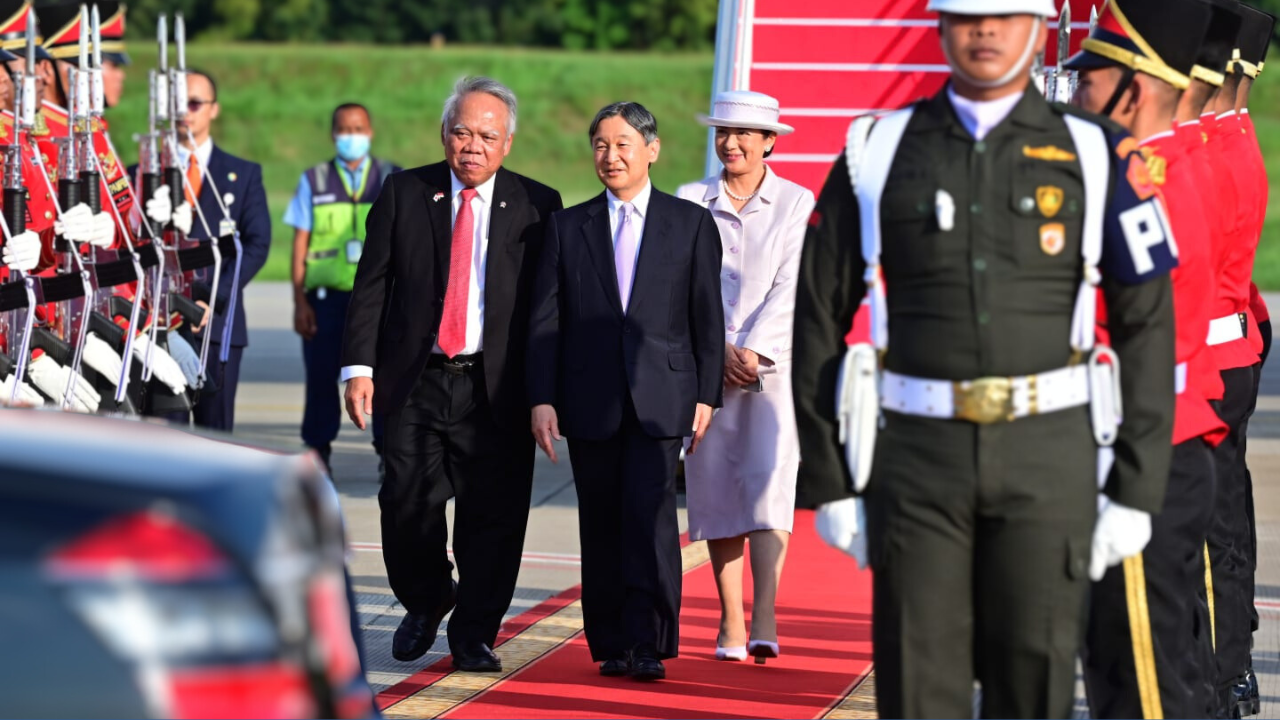 The Japanese emperor comes in Indonesia for his first state visit