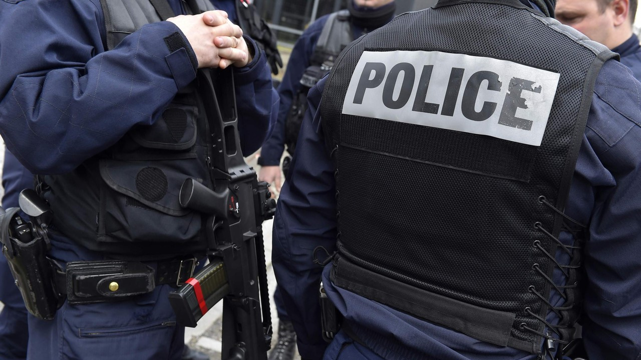 Police in Paris shoot a woman who makes threatening remarks on a train